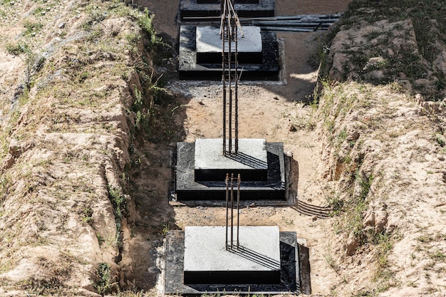 Cimentaciones monolíticas de hormigón armado para la construcción de un edificio residencial. Parrilla en el sitio de construcción. Pozo de construcción con cimientos.