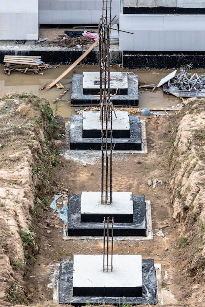 Cimentaciones monolíticas de hormigón armado para la construcción de un edificio residencial. Parrilla en el sitio de construcción. Pozo de construcción con cimientos.