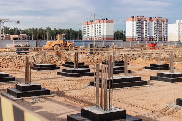 Cimentaciones monolíticas de hormigón armado para la construcción de un edificio residencial. Parrilla en el sitio de construcción. Pozo de construcción con cimientos.