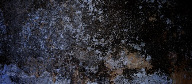Cimento escuro assustador para o fundo. paredes velhas cheias de manchas e arranhões