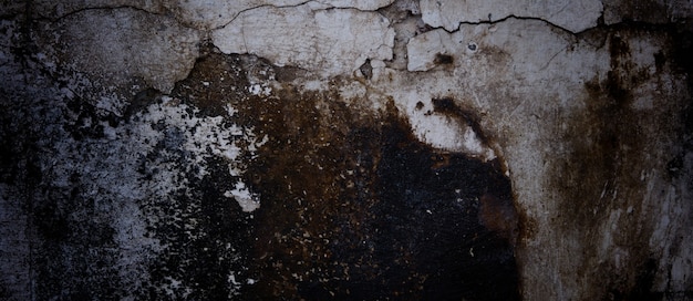 Cimento escuro assustador para o fundo. paredes velhas cheias de manchas e arranhões