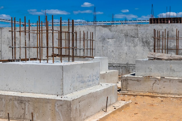 Cimientos monolíticos de hormigón armado para la construcción de un edificio residencial Parrilla en el sitio de construcción Pozo de construcción con cimientos