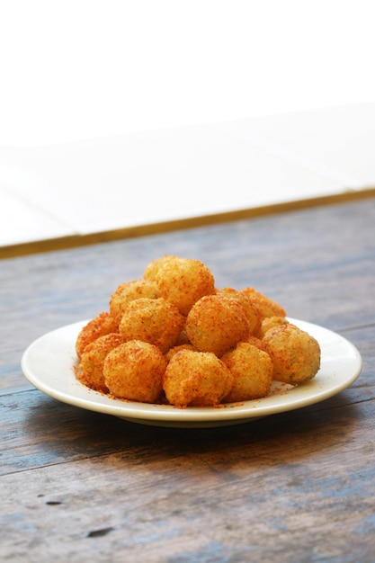 cimol es un alimento de Bandung que es muy popular. esto es cimol con una variante picante y queso