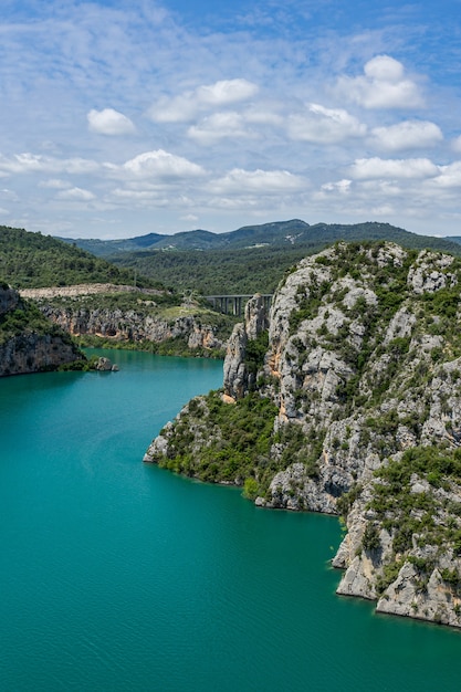 Cinca River und El Grado Reservoir, Blick von Torreciudad. Provinz Huesca. Spanien