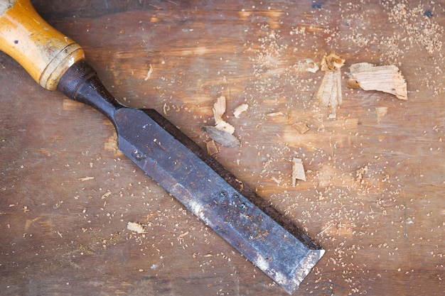 Cincel en el fondo de madera.