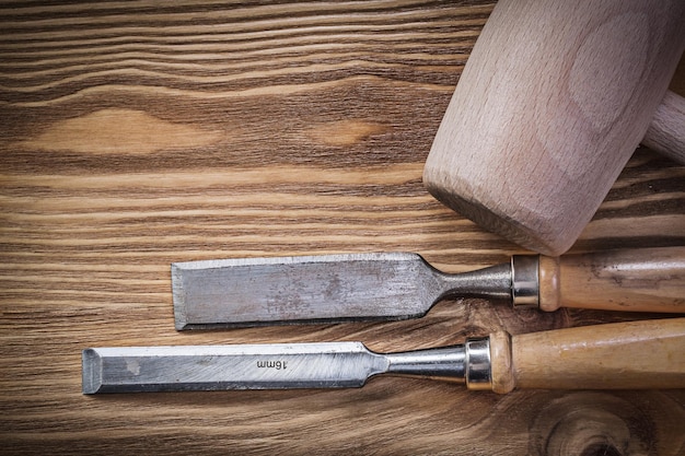 Cinceles de mazo de madera en concepto de construcción de tablero de madera vintage