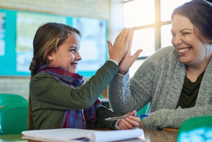 Foto cinco alunos e professores felizes em ajudar no trabalho, estudar e aprender matemática em sala de aula e livro e caneta para educação de meninas sucesso e conquistas infantis na escola ou ajudando mulheres e apoio