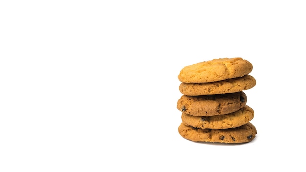 Cinco biscoitos de aveia com gotas de chocolate isolados em uma superfície branca