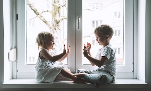 cinco crianças no fundo da janela símbolo de segurança de creche vida familiar