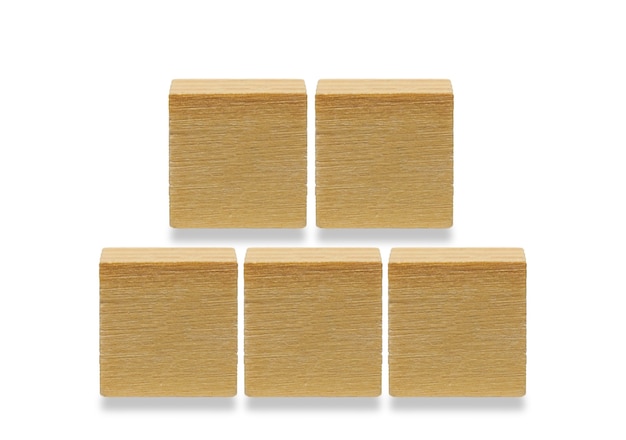 Cinco cubos de madeira, cubos de formas geométricas de madeira isolados em um fundo branco