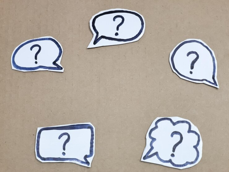Foto cinco discursos de burbujas escritos con signo de interrogación