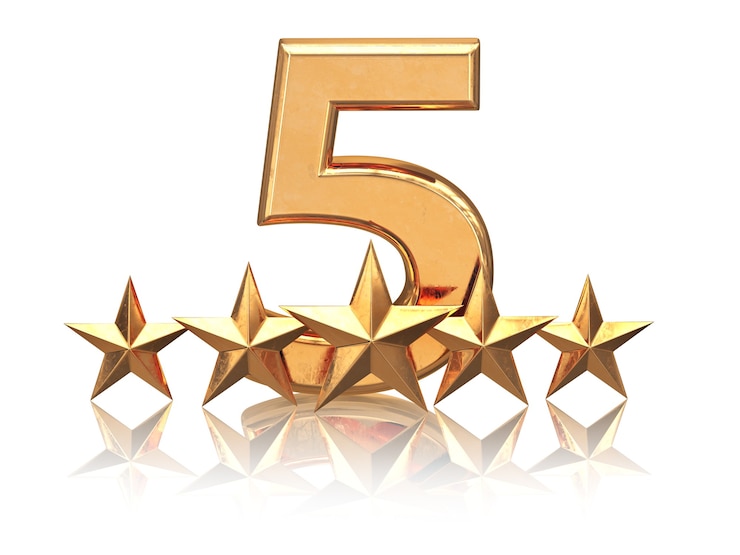 Foto cinco estrelas douradas. avaliação do serviço de hotéis. 3d