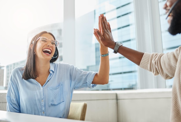 Foto cinco funcionários vencedores e de call center com sucesso de suporte e celebração de telemarketing trabalhadores felizes e de atendimento ao cliente animados com um gesto para celebrar o trabalho em equipe e o alvo de consultoria