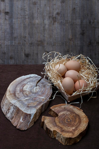 Cinco huevos de gallina en un plato con virutas de madera