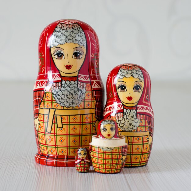 Cinco matryoshka vermelho