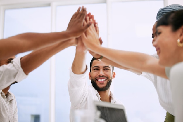 Foto los cinco mejores empresarios y el apoyo al éxito del grupo y el trabajo en equipo para las metas de la reunión de ventas de la empresa y la celebración del sí y las mujeres felices, los hombres o el equipo se unen para ayudar o alcanzar el objetivo