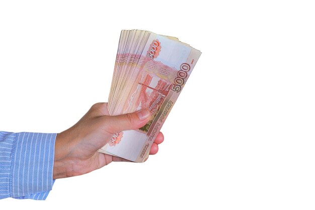 Foto cinco mil notas do rublo russo na mão masculina de um homem com um maço de notas as denominações isoladas de dólares euro e rublos russos em uma transferência manual de dinheiro
