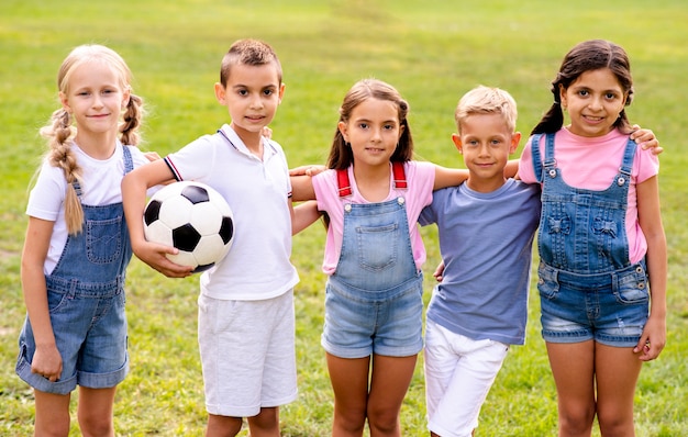 Foto cinco niños posando juntos para una foto