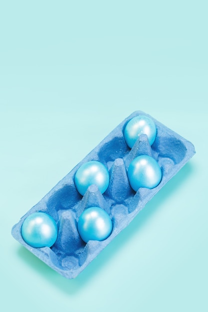 Cinco ovos de cor azul pérola em bandeja de papelão azul, Páscoa