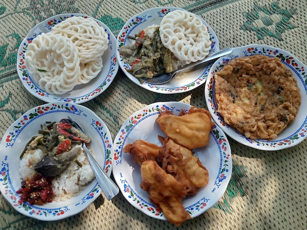 Foto cinco platos de comida tradicional indonesia en la foto