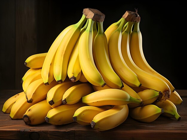 cinco racimos de plátanos se colocan uno al lado del otro sobre una superficie de madera