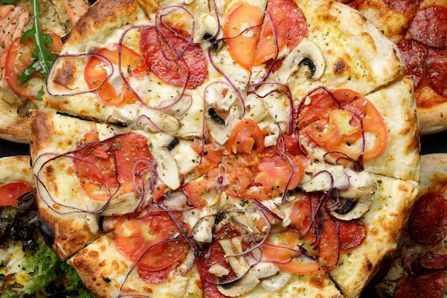 Cinco tipos diferentes de pizza con diferentes ingredientes