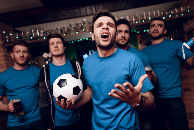 Cinco torcedores tristes que a equipe deles perde no bar