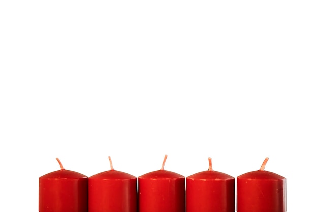 Cinco velas vermelhas com espaço de cópia