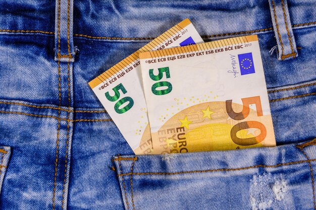 Cincuenta billetes de euro en el bolsillo de los blue jeans