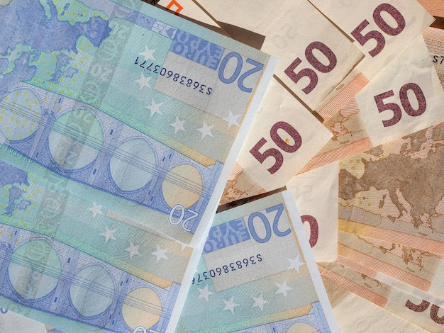 Foto cincuenta y veinte billetes en euros moneda de la unión europea