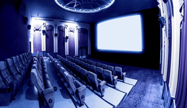 Foto cine que muestra la pantalla de cine blanco vacío.