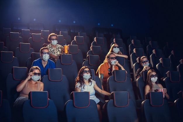 Cine sala de cine durante la cuarentena La seguridad de la pandemia de coronavirus gobierna la distancia social durante