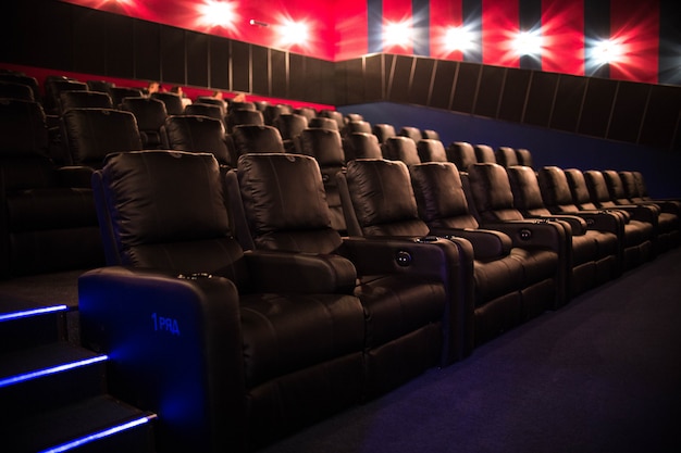 Cine vacío, sillas suaves antes del estreno del cine.