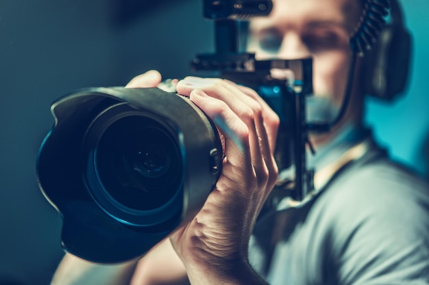 Cineasta aficionado filmando una nueva película con su cámara de video