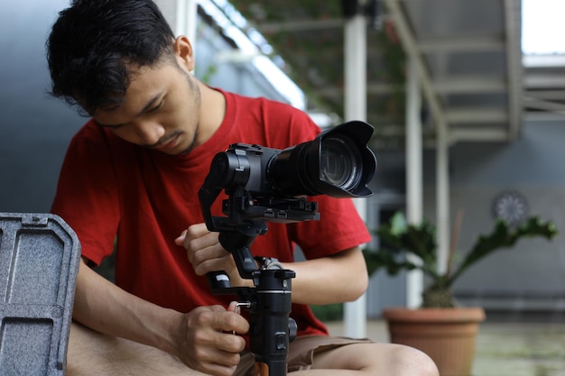 Cineasta cinegrafista cinegrafista dop com gimbal e câmera DSLR