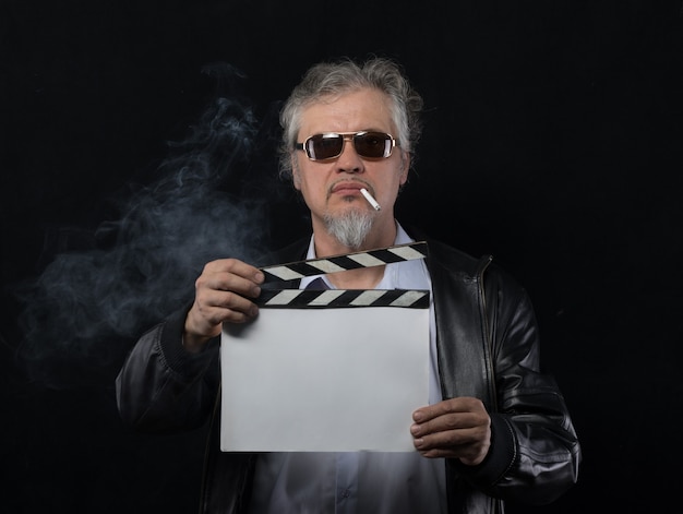 Foto cineasta masculino con un megáfono sobre un fondo negro