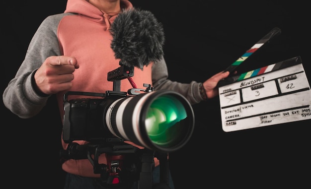 Cineasta o director de fotografía que usa equipo de cámara profesional para hacer documentales y películas. Conceptos de joven camarógrafo, audiovisual, cuentacuentos y dirección de cine.