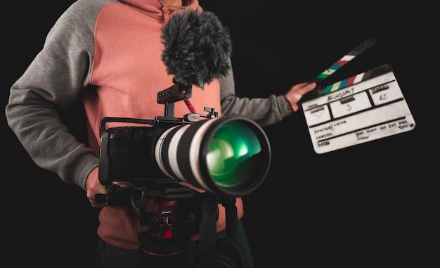 Cineasta o director de fotografía que usa equipo de cámara profesional para hacer documentales y películas. Conceptos de joven camarógrafo, audiovisual, cuentacuentos y dirección de cine.