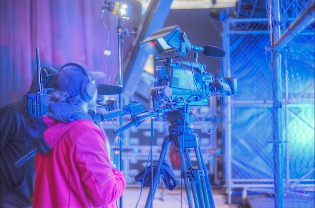 Foto cinegrafista filmando um show para tv