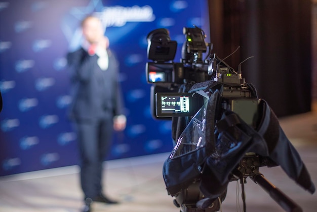 Cinegrafista filmando uma entrevista