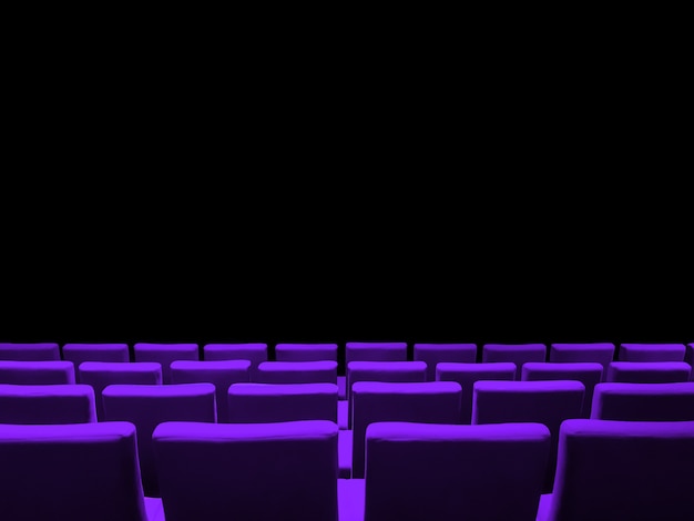 Cinema com fileiras de assentos roxos e um fundo preto com espaço de cópia