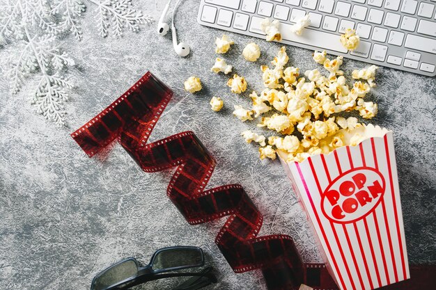 Cinema em casa Pipoca caramelada em copos de papel e óculos 3D em Loft BackgroundFlim 35mm.