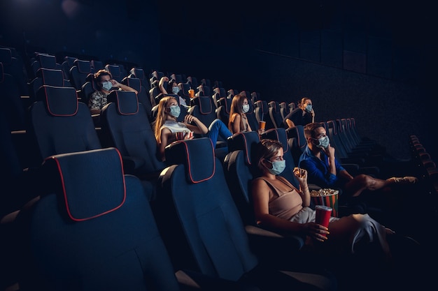 Foto cinema, sala de cinema durante a quarentena. regras de segurança para pandemia de coronavírus