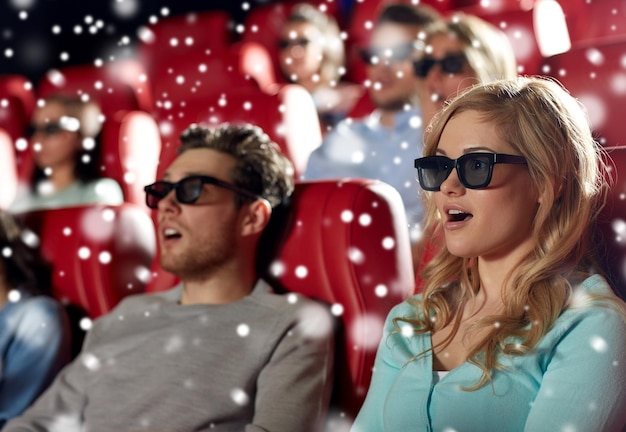 cinema, tecnologia, entretenimento e conceito de pessoas - jovem em óculos 3d assistindo filme de terror ou suspense com amigos no teatro com flocos de neve