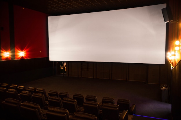 Cinema vazio, cadeiras macias antes do filme estréia
