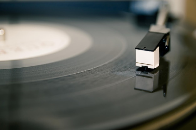 Cinemagraph disco de vinil girando Wide shot close up de agulha tocando álbum de disco