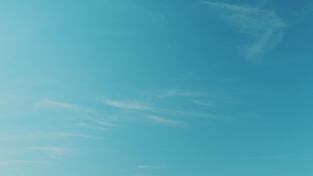 Cinemagraphs broll cirrus nubes temprano en invierno después de la lluvia el cielo es siempre brillante cirrus