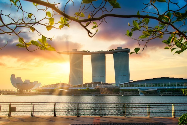 Cingapura, 9 de julho de 2016 panorama singapore skyline e vista de arranha-céus em marina bay ao nascer do sol