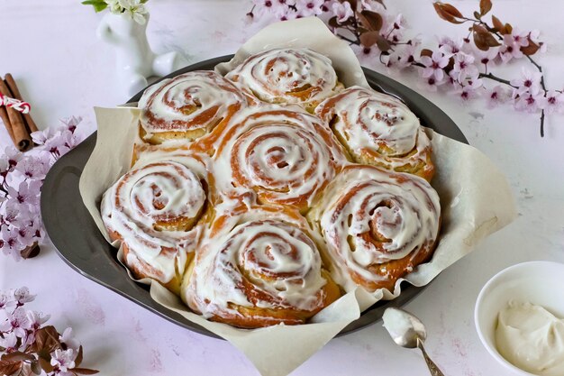 Cinnabon Brötchen mit Zimt und cremiger Glasur