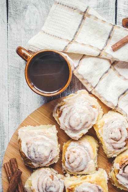 Cinnabon de canela y crema para el té. Enfoque selectivo